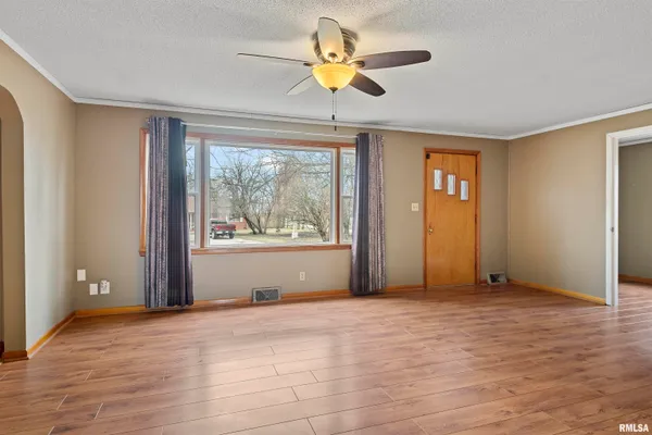 $185,000 | 213 East McManus Street, Buffalo, IL 62515