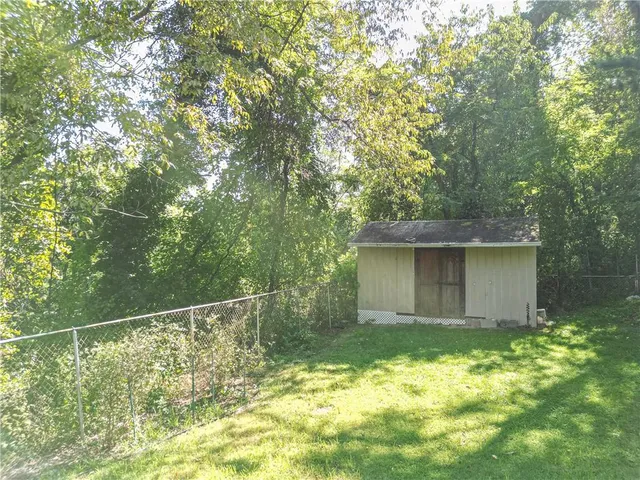 a view of a yard with a tree
