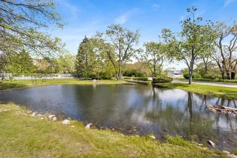 $180,000 | 1188 Royal Glen Drive, Unit 126, Glen Ellyn, IL 60137