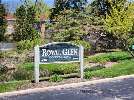 $180,000 | 1188 Royal Glen Drive, Unit 126, Glen Ellyn, IL 60137