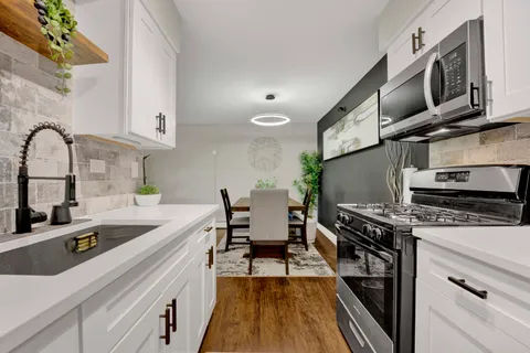 $180,000 | 1188 Royal Glen Drive, Unit 126, Glen Ellyn, IL 60137