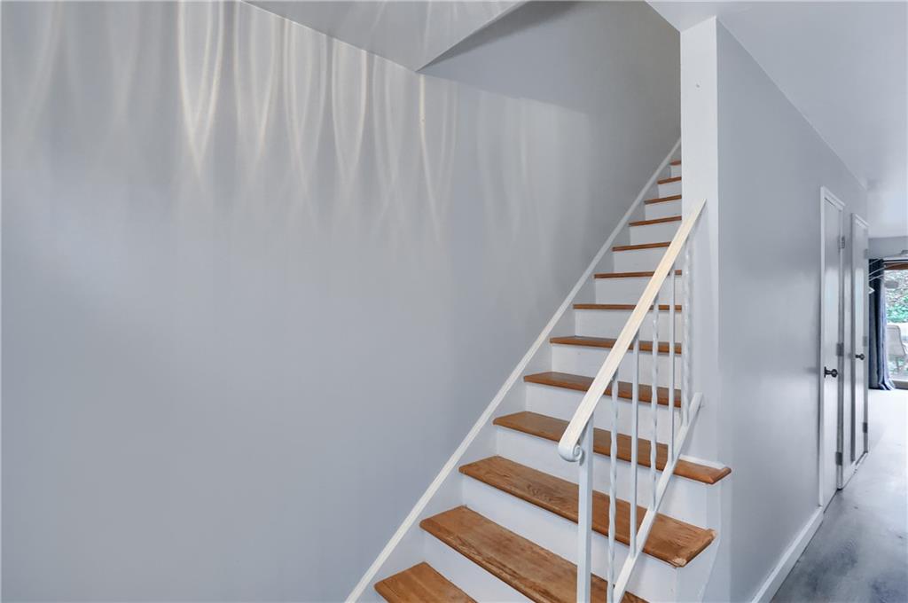 444 Country View Court Pittsburgh, PA 15205 - Photo 4 of 33