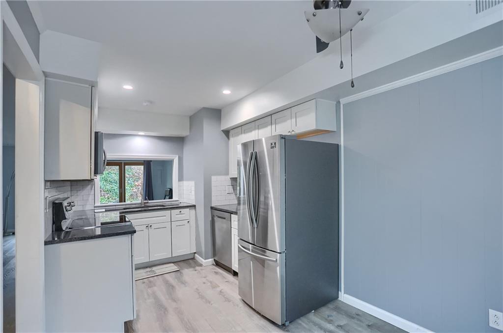 444 Country View Court Pittsburgh, PA 15205 - Photo 5 of 33