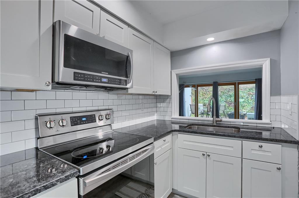 444 Country View Court Pittsburgh, PA 15205 - Photo 7 of 33