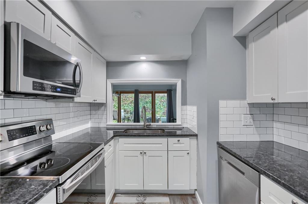 444 Country View Court Pittsburgh, PA 15205 - Photo 8 of 33