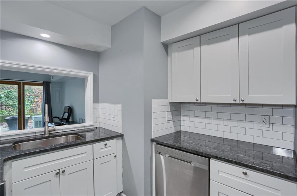 444 Country View Court Pittsburgh, PA 15205 - Photo 9 of 33