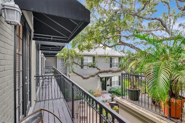 a view of entryway with a front door