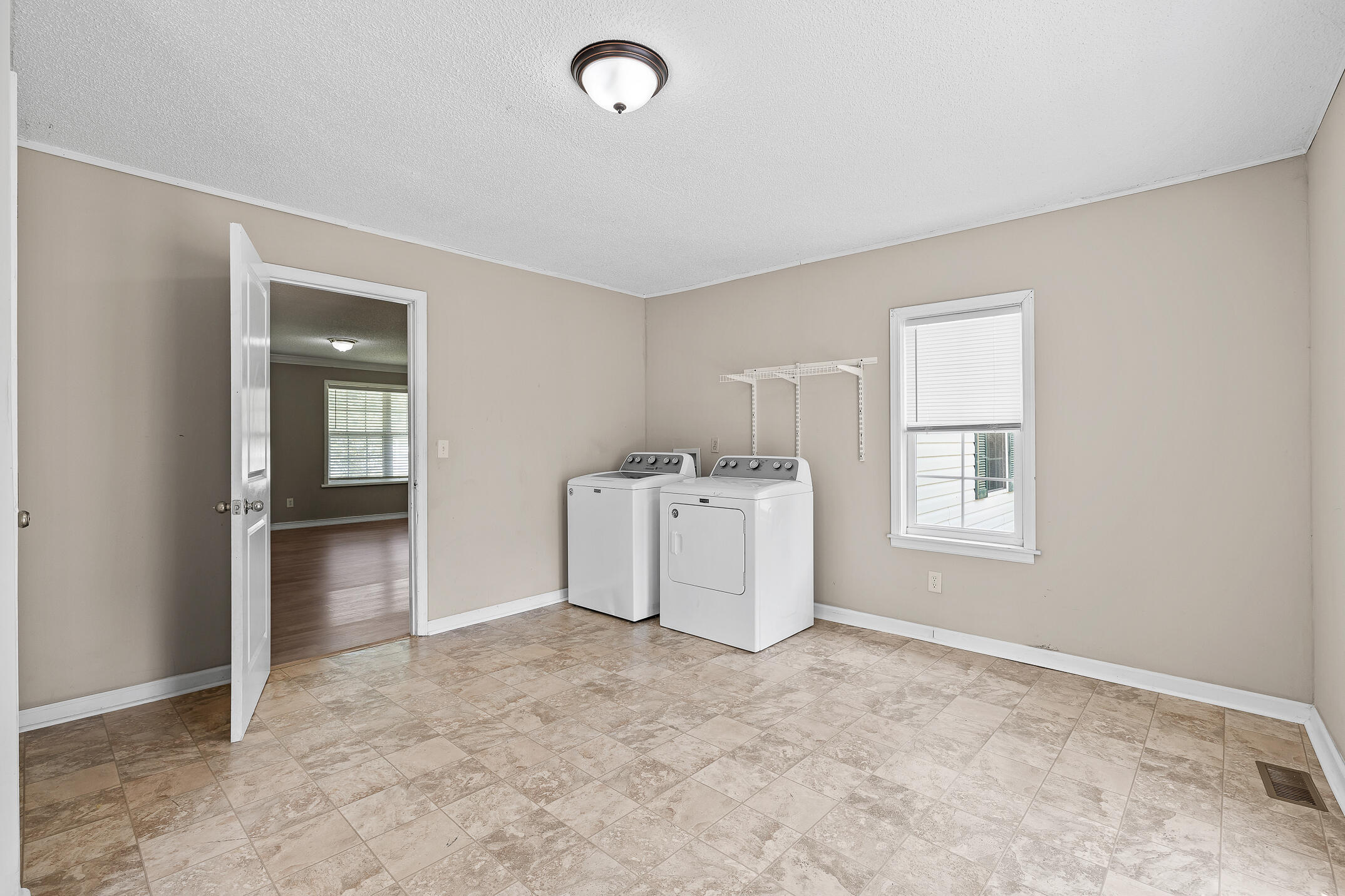332 Mission Ridge Road Rossville, GA 30741 - Photo 28 of 40 Mudroom