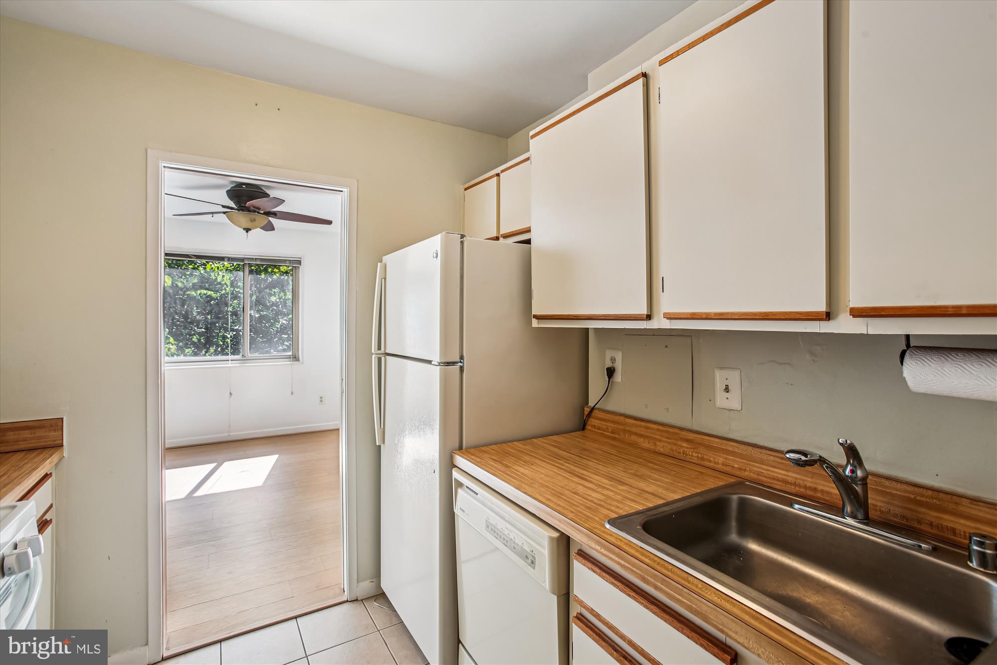 3900 Tunlaw Road Northwest, Unit 509 Washington, DC 20007 - Photo 11 of 36 a kitchen with a refrigerator and a sink