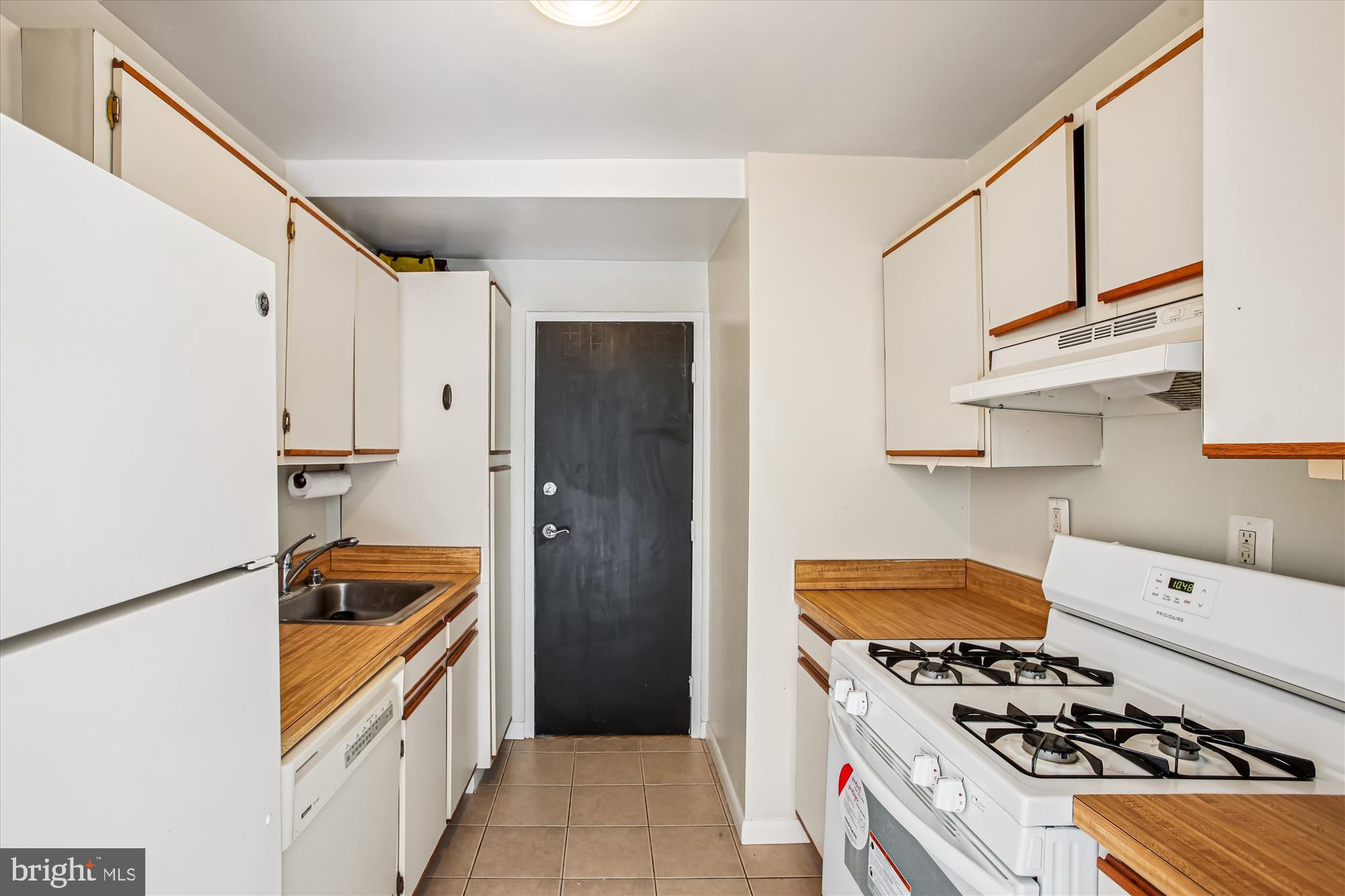 3900 Tunlaw Road Northwest, Unit 509 Washington, DC 20007 - Photo 12 of 36 a kitchen with stainless steel appliances granite countertop a refrigerator and a stove