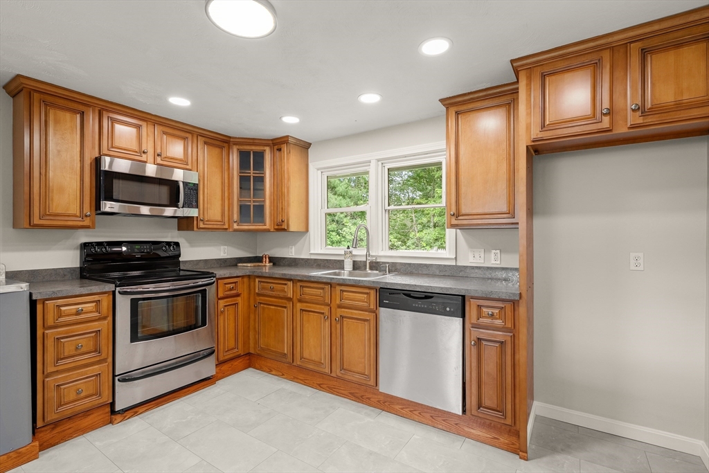 67 Roslyn Road Brockton, MA 02302 - Photo 10 of 32