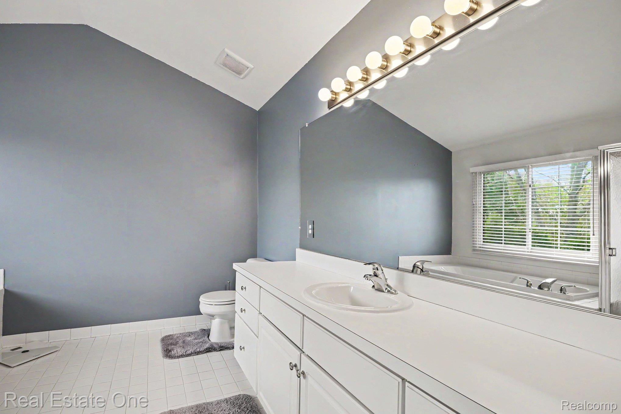 737 Woodfield Way Rochester, MI 48307 - Photo 15 of 27 017_file_6766.jpg