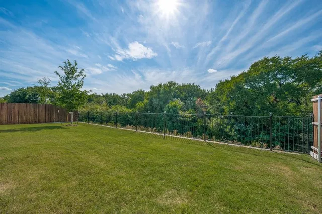 a view of a back yard