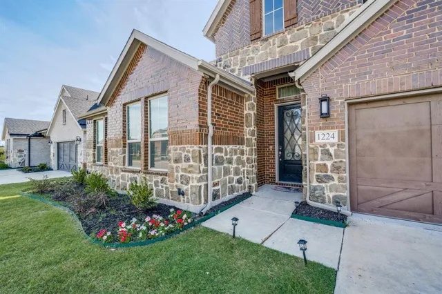 a view of an house with backyard and garden