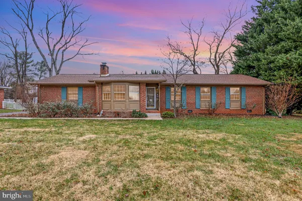 a view of a yard in front of a house
