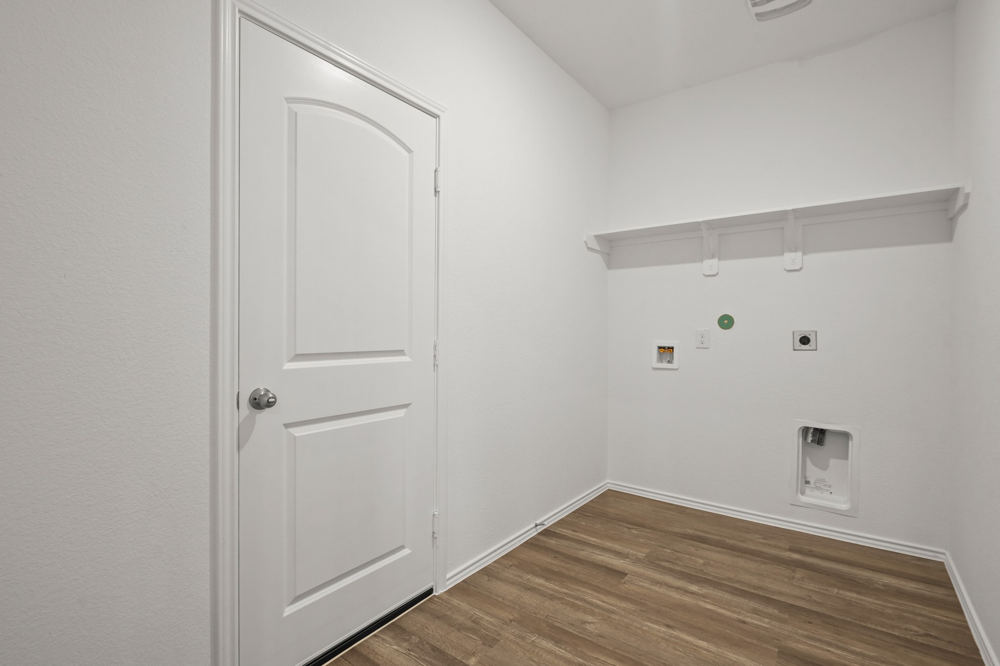 543 Belle Spgs Lane Conroe, TX 77301 - Photo 11 of 19 a view of small space with wooden floor