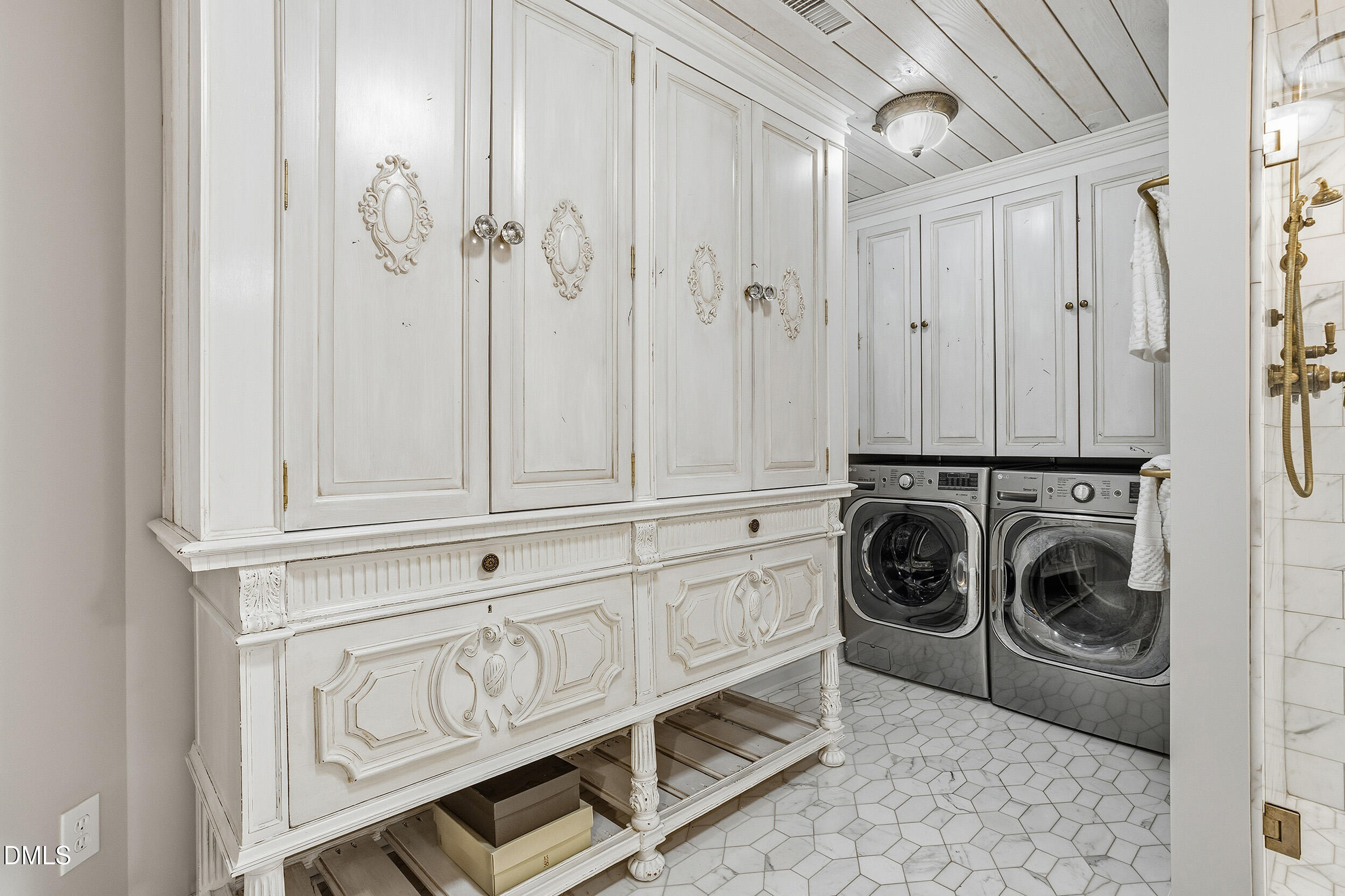 730 Washington Street, Unit 205 Raleigh, NC 27605 - Photo 15 of 23 a view of a livingroom with washer and dryer