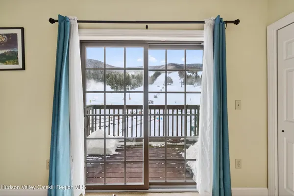 a view of entryway with a door