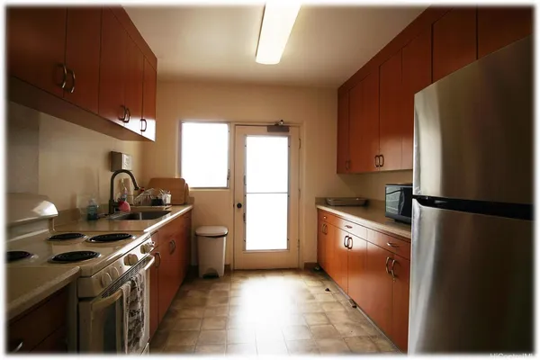 $2,100 | 999 Wilder Avenue, Unit 201, Honolulu, HI 96822