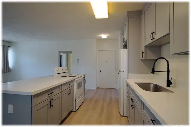 $2,100 | 999 Wilder Avenue, Unit 201, Honolulu, HI 96822
