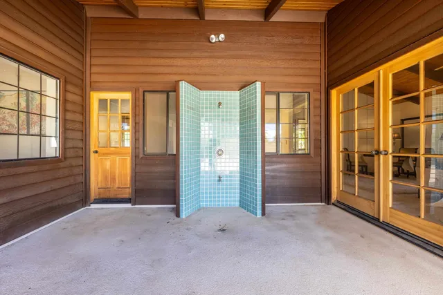 a view of an entrance to house