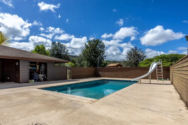 a view of a house with entertaining space