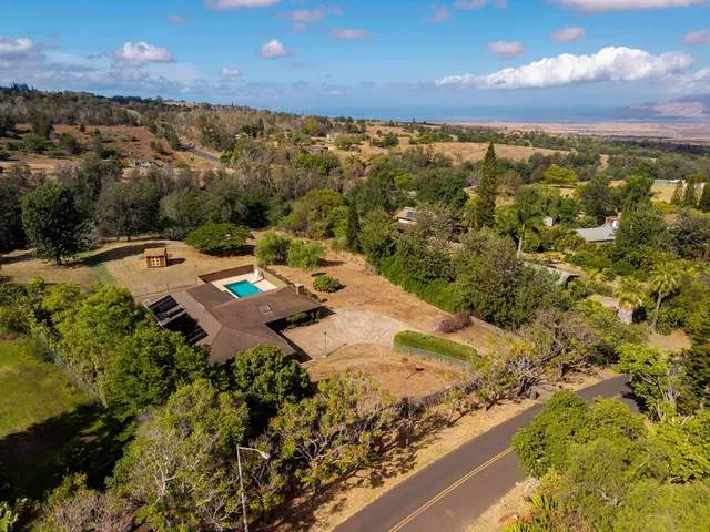 a view of a house with backyard and garden