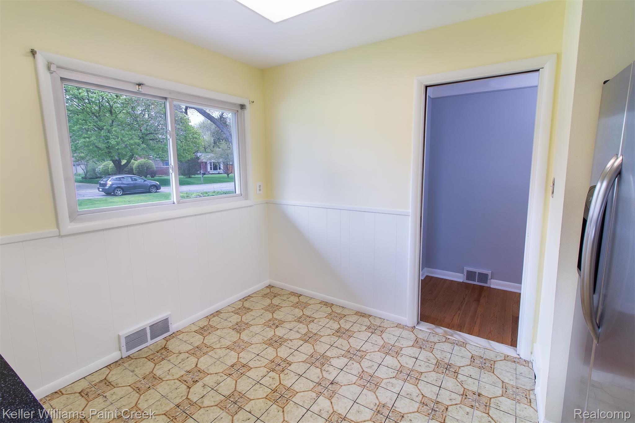28400 Westerleigh Road Farmington, MI 48334 - Photo 12 of 37 WesterleighRd_28400_Kitchen_03.jpg
