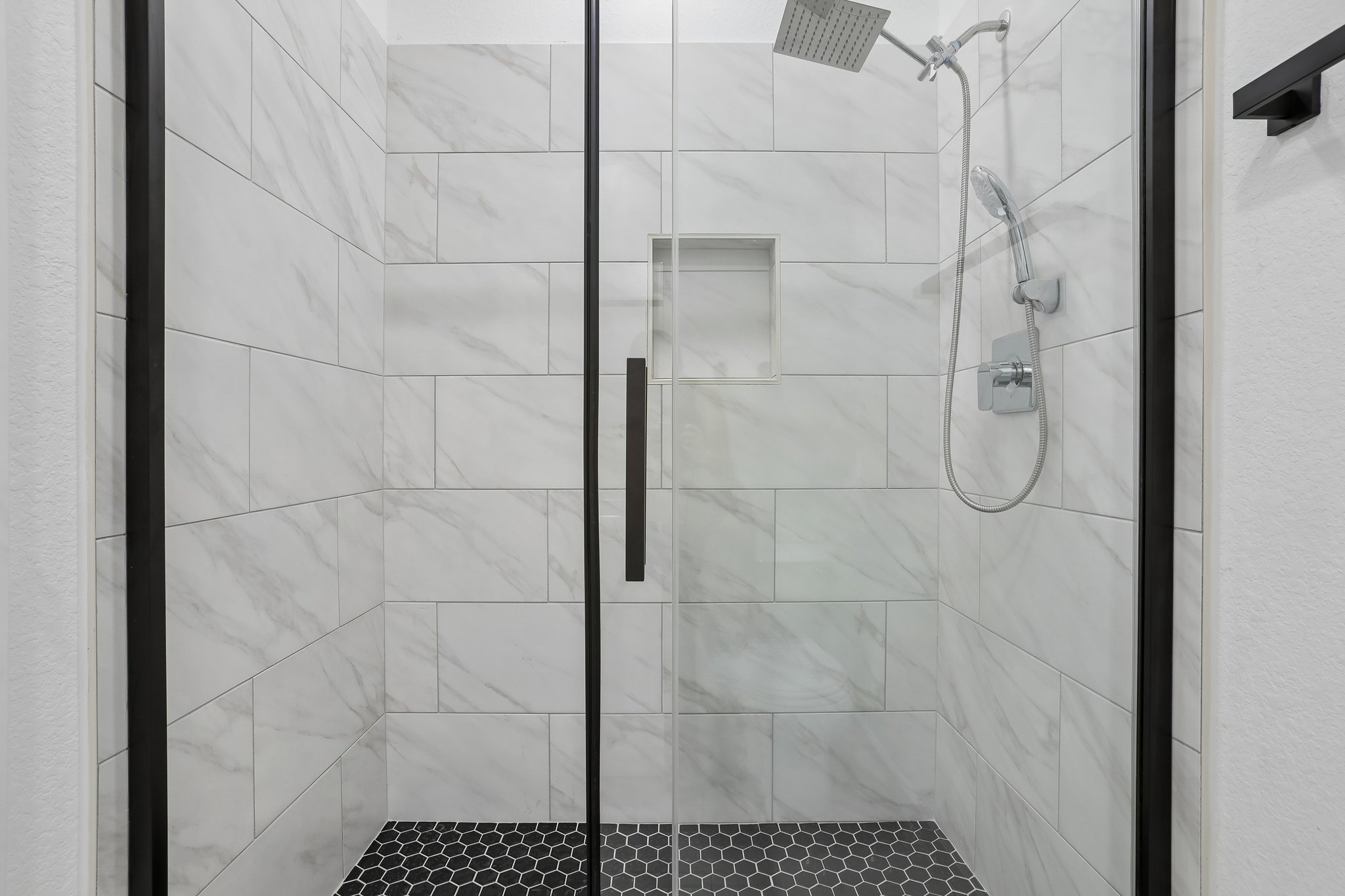 210 Flint Ridge Street Bastrop, TX 78602 - Photo 23 of 40 a bathroom with a shower
