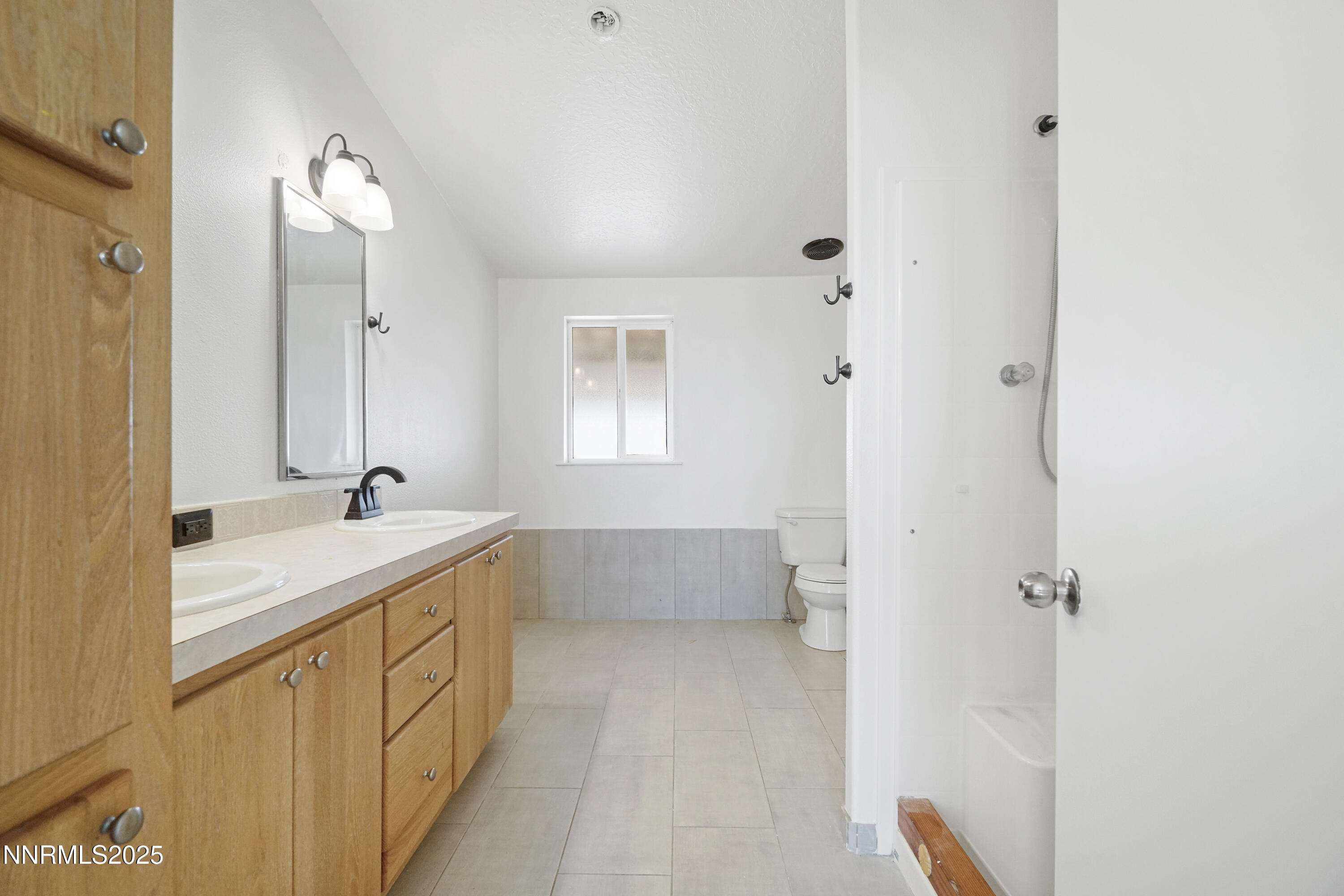 11575 Fulkerson Road Fallon, NV 89406 - Photo 20 of 25 a bathroom with a tub sink and mirror