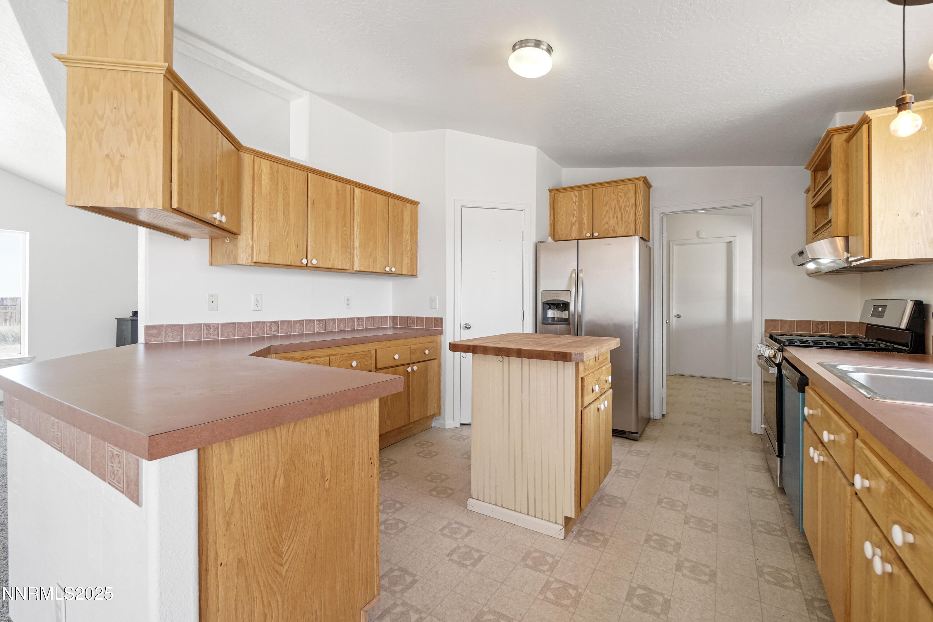 11575 Fulkerson Road Fallon, NV 89406 - Photo 9 of 25 a kitchen that has a sink and a stove in it
