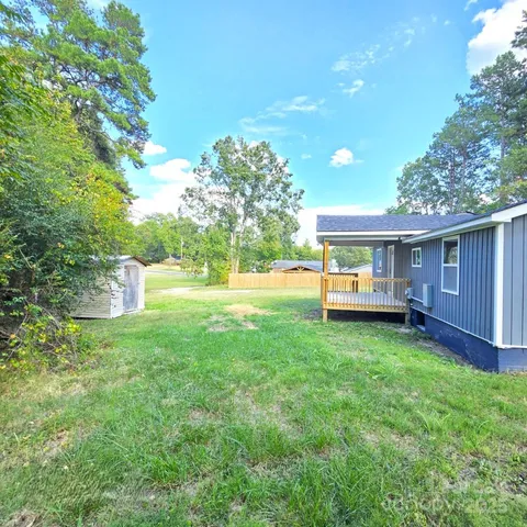 a view of a house with backyard