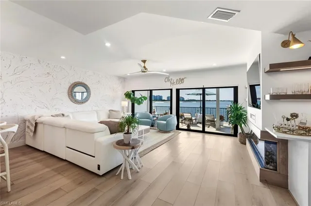 $1,199,000 | 601 La Peninsula Boulevard, Unit 601, Naples, FL 34113