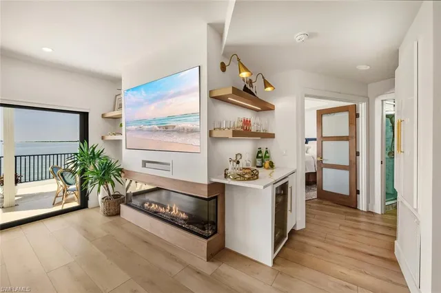 $1,199,000 | 601 La Peninsula Boulevard, Unit 601, Naples, FL 34113