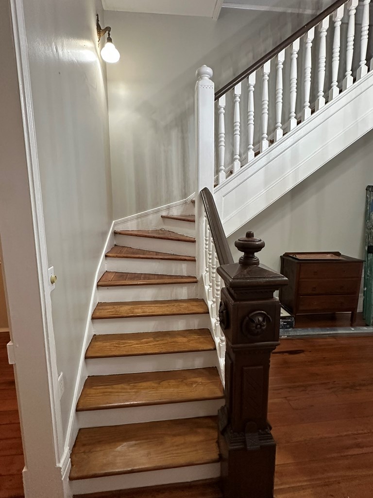 800 2nd Avenue Columbus, GA 31901 - Photo 18 of 30 Stairs w beautiful newel post