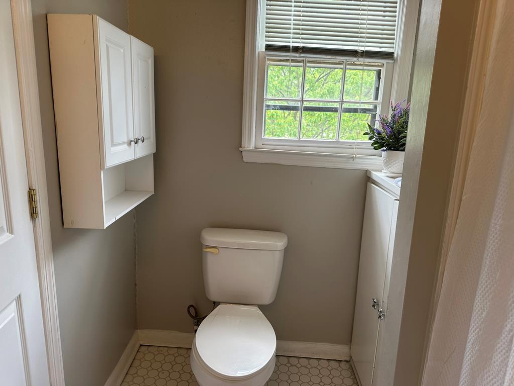 800 2nd Avenue Columbus, GA 31901 - Photo 21 of 30 Upstairs bath (2)