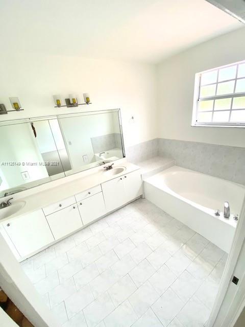 15368 Southwest 25th Terrace Miami, FL 33185 - Photo 23 of 30 a en suite bathroom with a bathtub and window