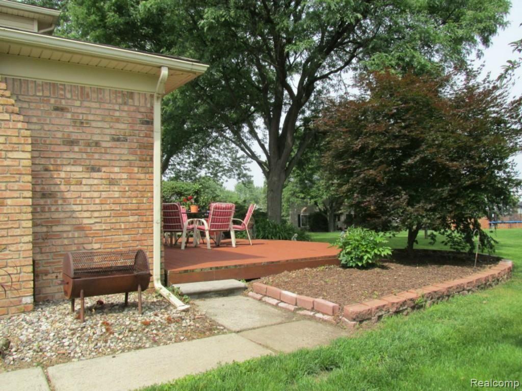 850 Downhill Lane Rochester, MI 48307 - Photo 19 of 19 dh-yard.jpg