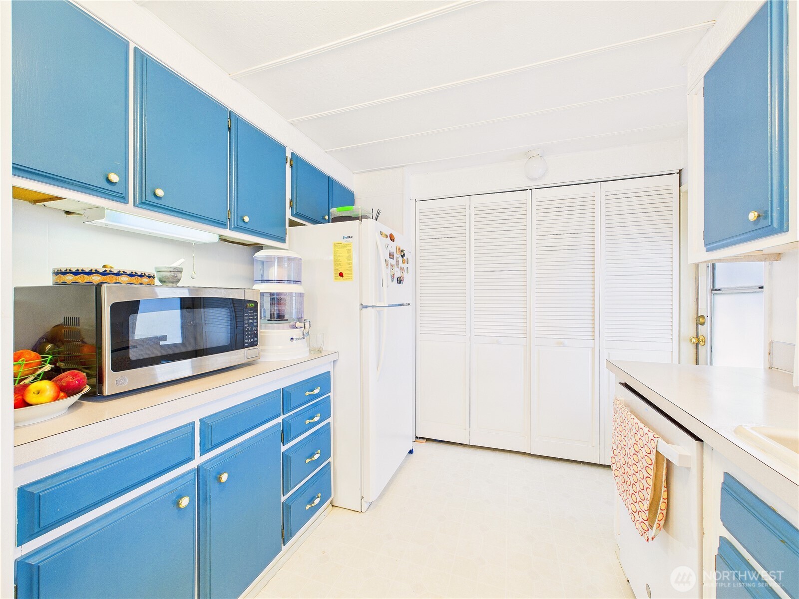 4805 Cushman Road Northeast, Unit 56 Olympia, WA 98506 - Photo 15 of 30 a kitchen with stainless steel appliances a refrigerator and a microwave