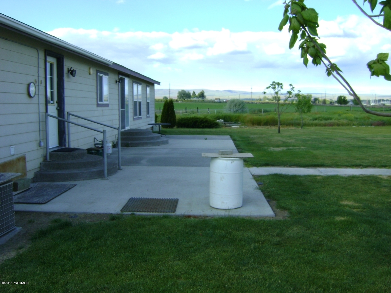 1191 Braden Road Grandview, WA 98930 - Photo 8 of 12 1191 braden rd 004