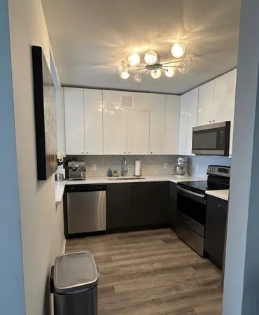 $2,475 | 33 West Delaware Place, Unit 10D, Chicago, IL 60610