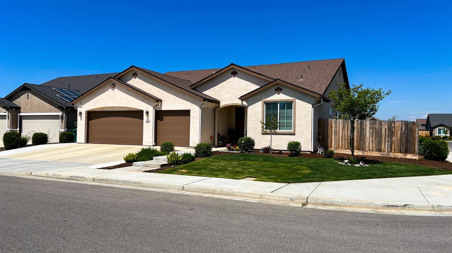 358 Rebel Street Reedley, CA 93654 - Photo 3 of 33