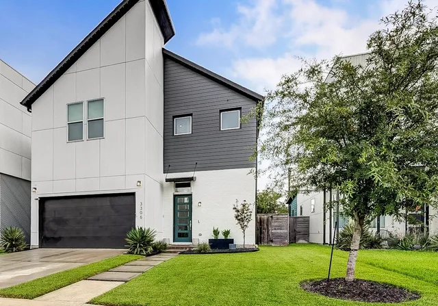 a view of a yard in front of a house