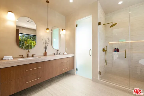 $2,400,000 | 17811 Collins Street, Encino, CA 91316