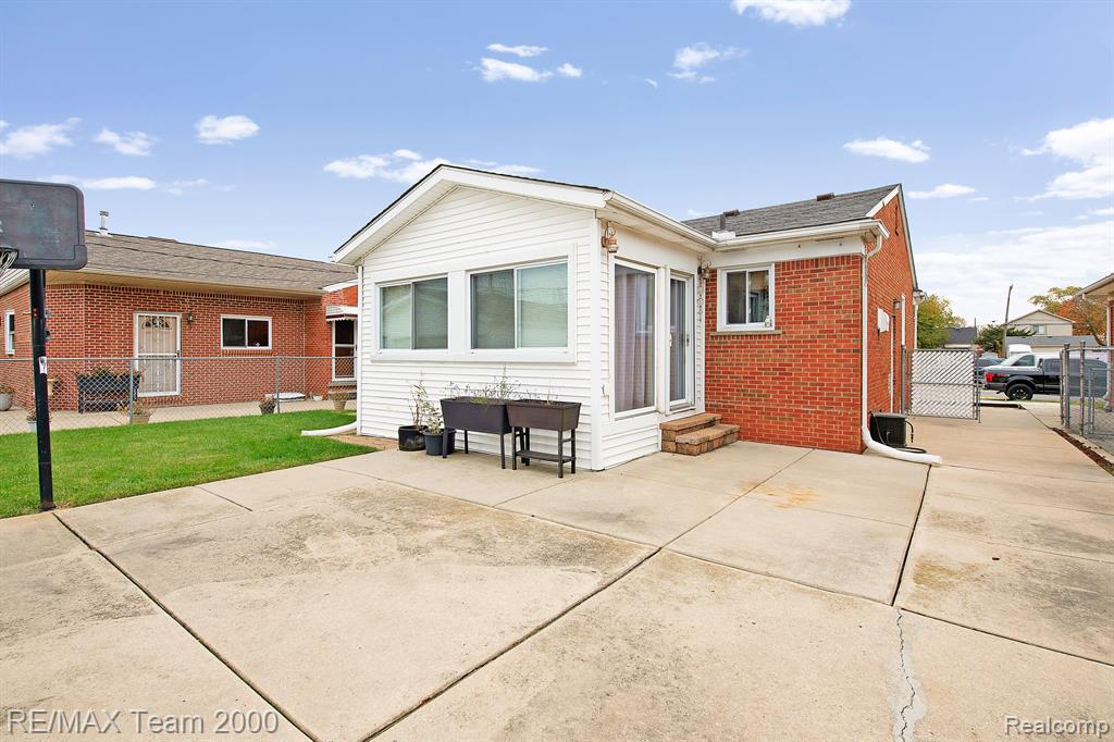 6409 Chase Road Dearborn, MI 48126 - Photo 3 of 25