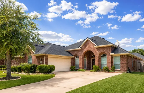$385,000 | 12905 Quail Creek Drive, Pearland, TX 77584