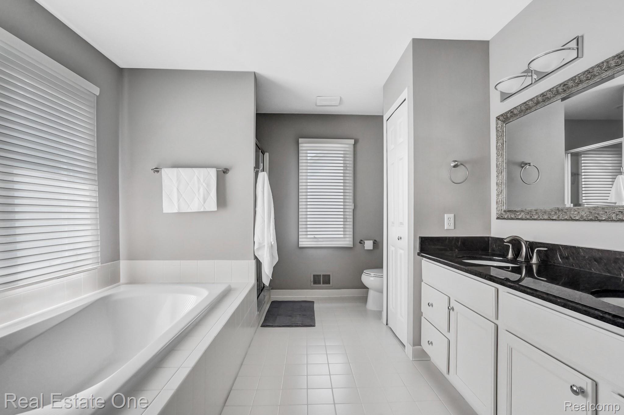 1640 Chase Drive Rochester, MI 48307 - Photo 24 of 44 dsc07716-dsc07718.jpg