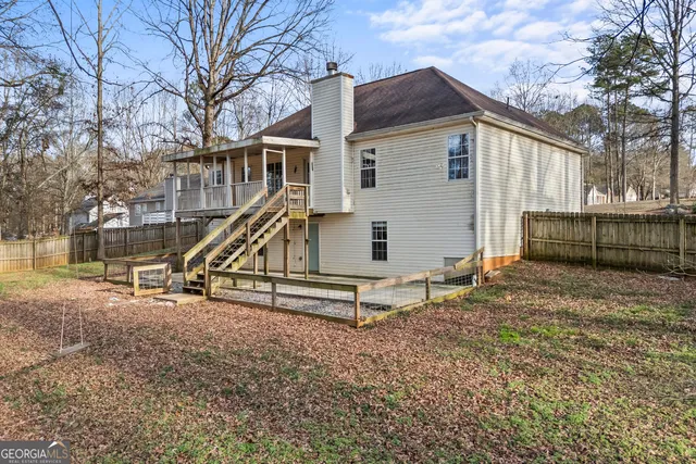 a view of a house with backyard