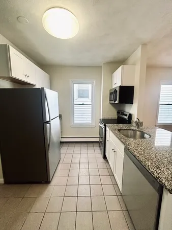 $2,100 | 8 Fair Street, Unit 4, Gloucester, MA 01930