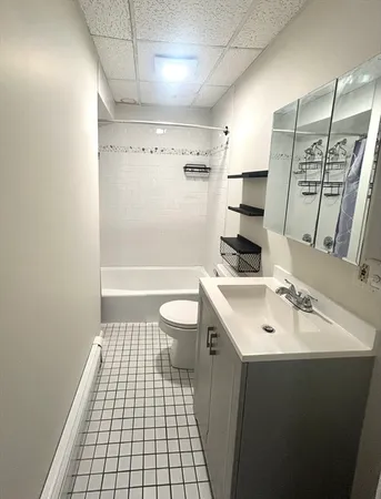 $2,100 | 8 Fair Street, Unit 4, Gloucester, MA 01930